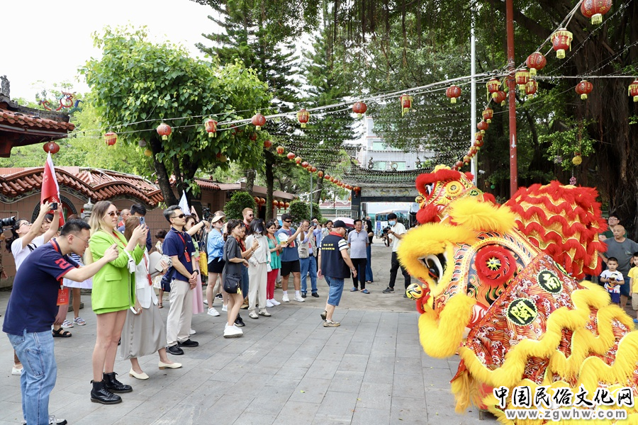 看到海澄城隍庙舞狮精彩表演，中外媒体采访团的成员们纷纷拿出手机拍照记录。人民网 谢小姿摄